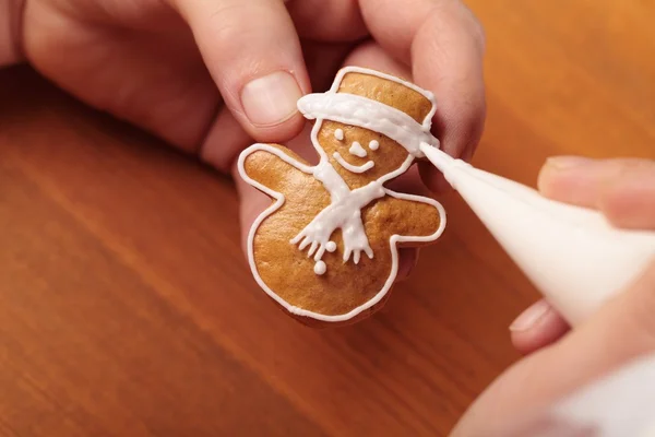 Händer dekorera jul cookie — Stockfoto