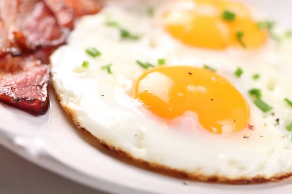 Μεγέθυνση της τηγανητό αυγό και μπέικον στο πιάτο — Φωτογραφία Αρχείου