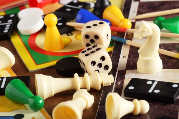 Masa oyunları, piyonlar, satranç figürleri, Domino ve dices — Stok fotoğraf