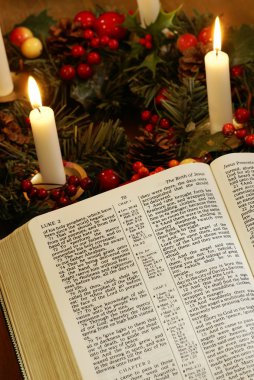 İncil ve advent çelenk açın