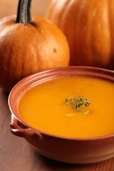 Schüssel mit Kürbissuppe und Kürbissen — Stockfoto