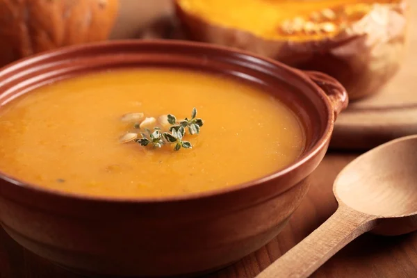 Tigela com sopa de abóbora e abóbora assada — Fotografia de Stock