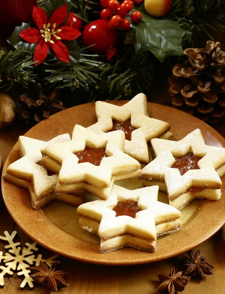 Weihnachtsplätzchen und Detail des Adventskranzes — Stockfoto