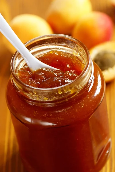 Glas mit Marillenmarmelade und frischen Aprikosen — Stockfoto