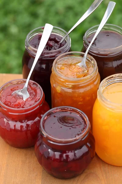 Bicchieri con diversi tipi di marmellata — Foto Stock