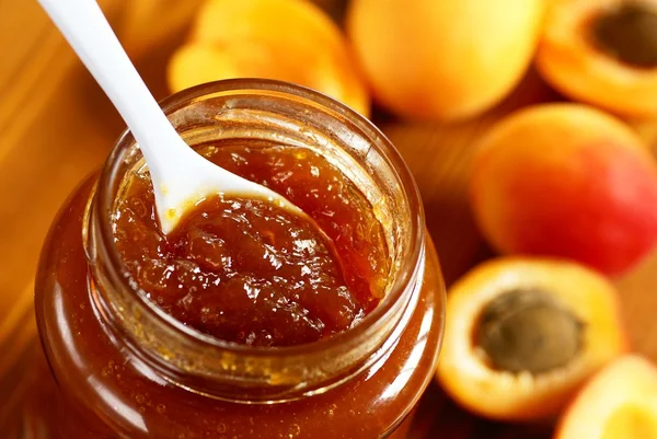 Glass with apricot jam and fresh apricots — Stock Photo, Image