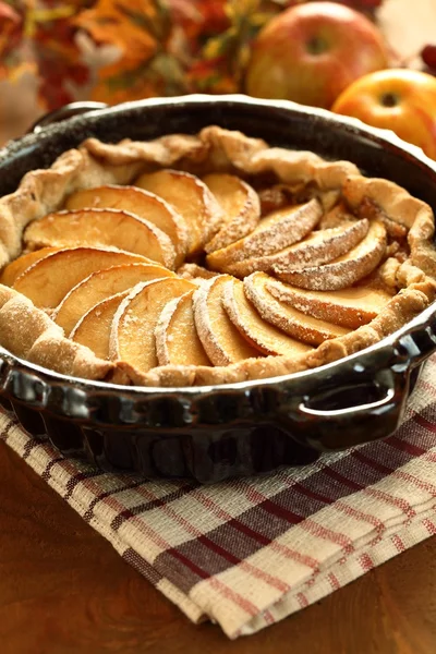 Disposizione di torta di mele fatta in casa e mele . — Foto Stock