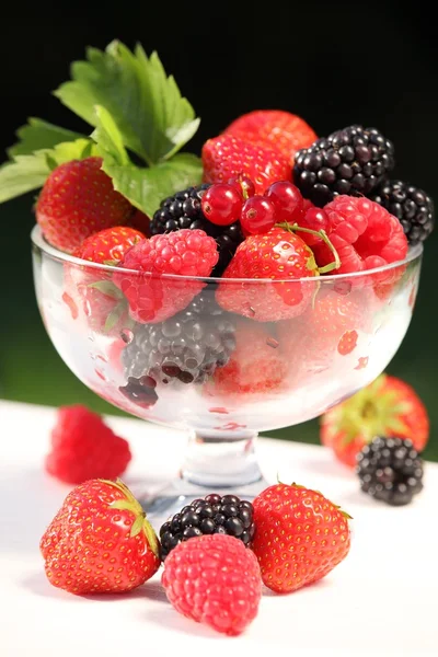 Чаша с ягодами — стоковое фото