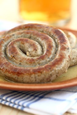 spiraal worstjes op plaat met glas bier.