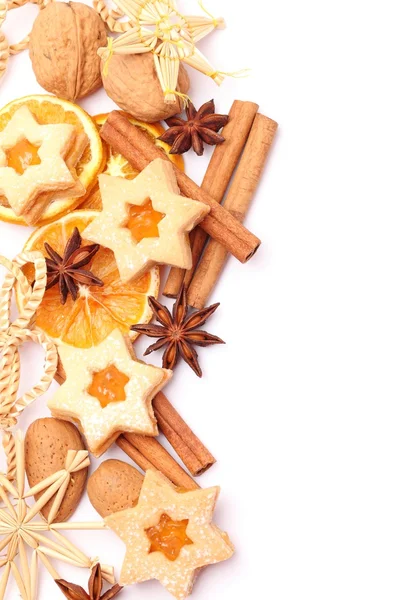 Сухие апельсиновые ломтики, специи и рождественское печенье — стоковое фото