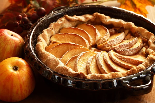 Arrangement von hausgemachtem Apfelkuchen und Äpfeln. — Stockfoto