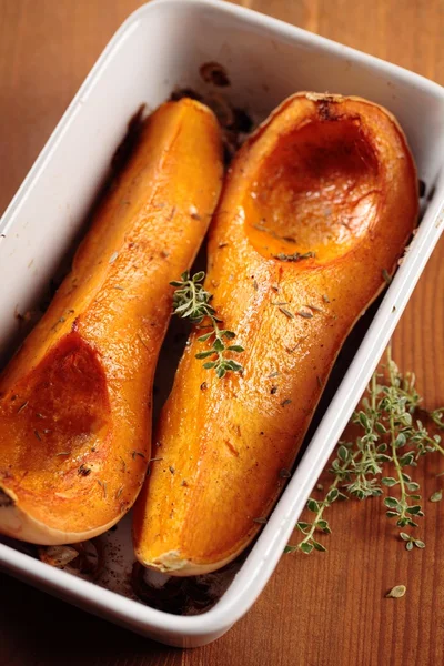 Tray with baked butternut squash and herbs. — Stock Photo, Image