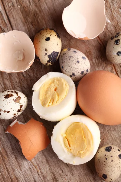 Hard boiled egg, egg shells and quail eggs. — Stock Photo, Image