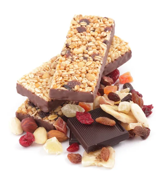 Barras de cereales con frutos secos, nueces y chocolate . — Foto de Stock