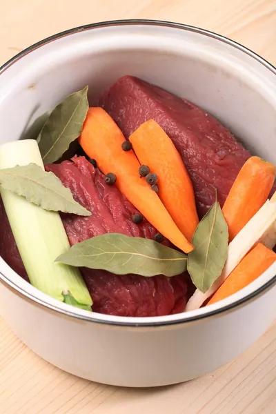 Maceta con carne de res, verduras y especias . —  Fotos de Stock