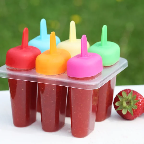 Beredning av hemmagjord jordgubb popsicles. — Stockfoto