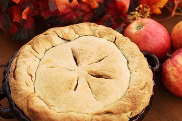 Arrangement de tarte aux pommes maison et de pommes . — Photo