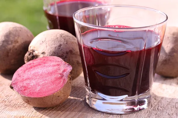 Glas met rode biet SAP op tuinmeubelen — Stockfoto