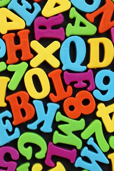 Numeri e lettere colorati su sfondo nero — Foto Stock