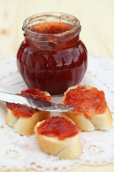 Bread with strawberry jam — Stock Photo, Image