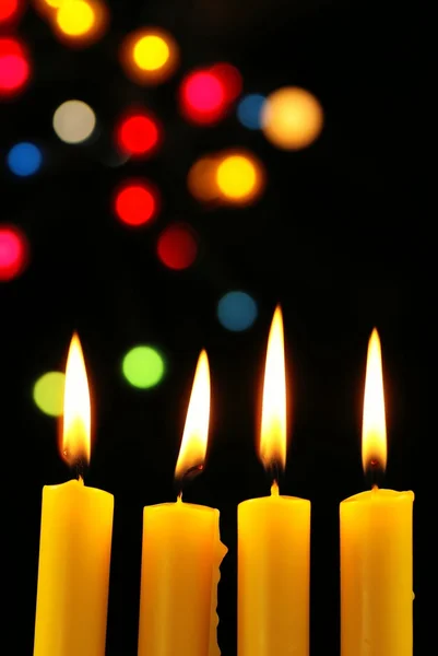 Nahaufnahme von vier Kerzen auf schwarzem Hintergrund — Stockfoto
