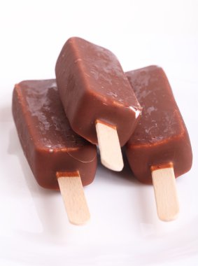 çikolata sosu ile kremsi popsicles