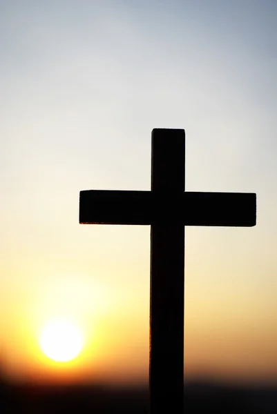 Silueta de cruz de madera en el cielo — Foto de Stock