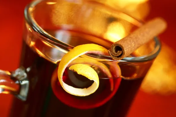 Mulled wine with lemon peel and cinnamone stick on glass — Stock Photo, Image