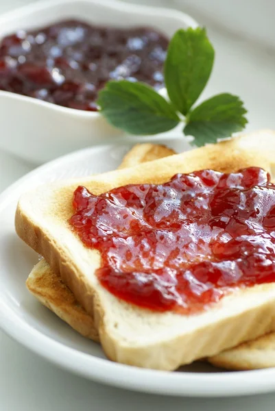 Toast s jahodovou marmeládou — Stock fotografie