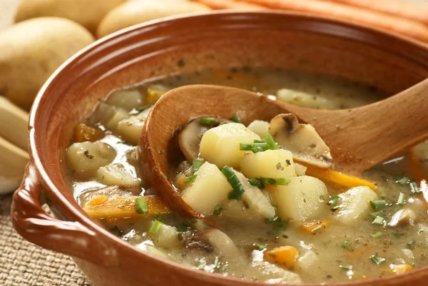 Szczegóły miski z zupa ziemniaczana i kadzi drewnianych — Zdjęcie stockowe