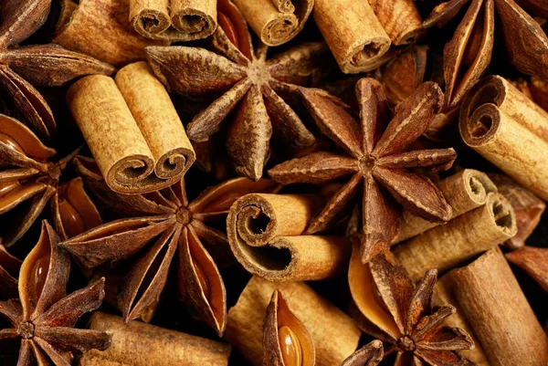 Close-up van kaneelstokjes en anijs sterren — Stockfoto