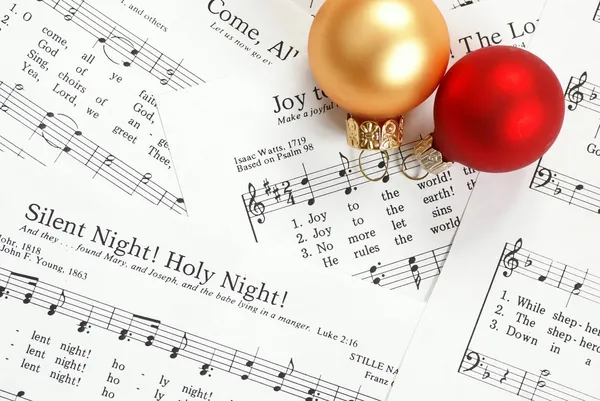 Muziek notities met christmas carol en Kerst ornamenten — Stockfoto