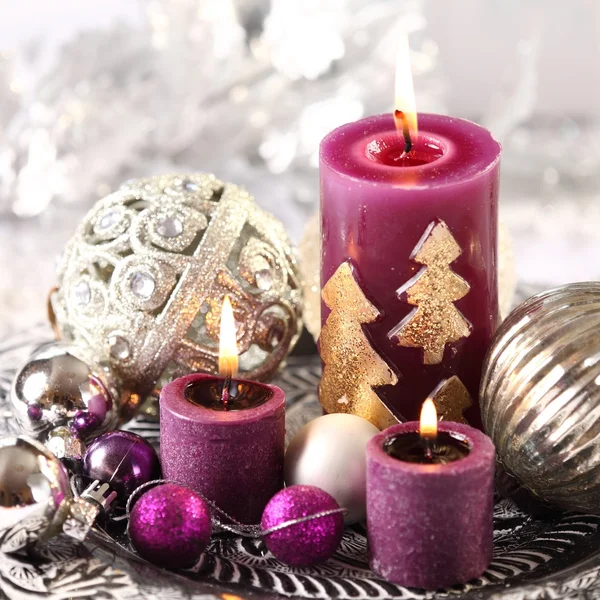 Різдвяні свічки та прикраси — стокове фото