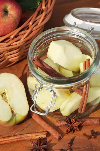 Konzervování sklenice s jablky a koření — Stock fotografie
