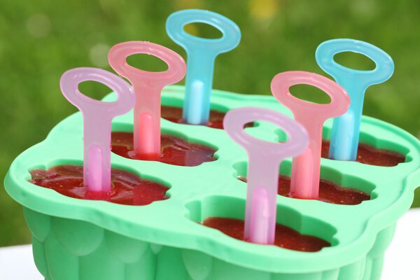 Подготовка домашнего клубничного фруктового мороженого
.