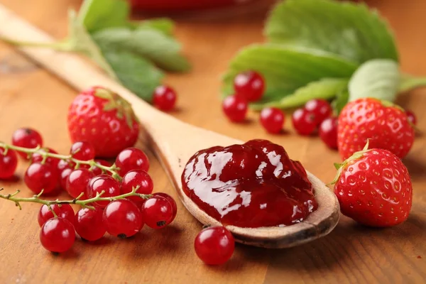 Strawberry jam and berry fruits. — Stock Photo, Image