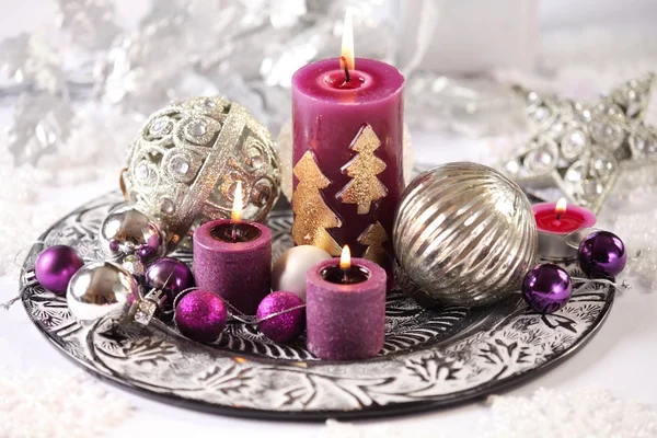 Серебряные и фиолетовые рождественские украшения . — стоковое фото