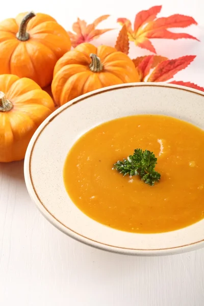 Plate with pumpkin soup and autumn decorations. — Stock Photo, Image