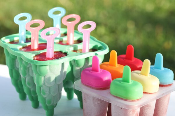 Подготовка домашнего клубничного фруктового мороженого
.