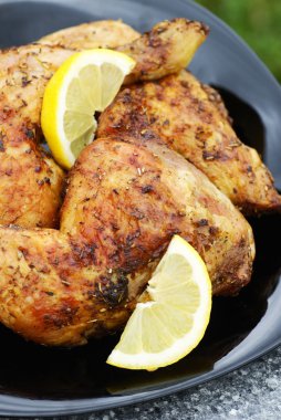 ızgara tavuk eti limon siyah plaka üzerinde