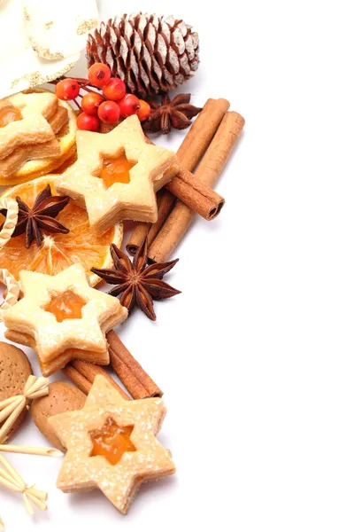 Fatias de laranja seca, especiarias e biscoitos de Natal — Fotografia de Stock