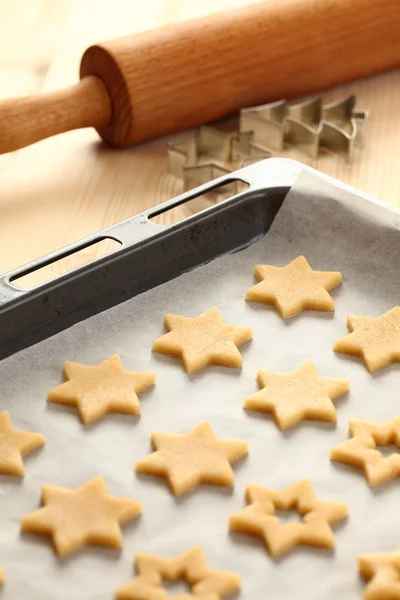 Plätzchen backen für Weihnachten. — Stockfoto