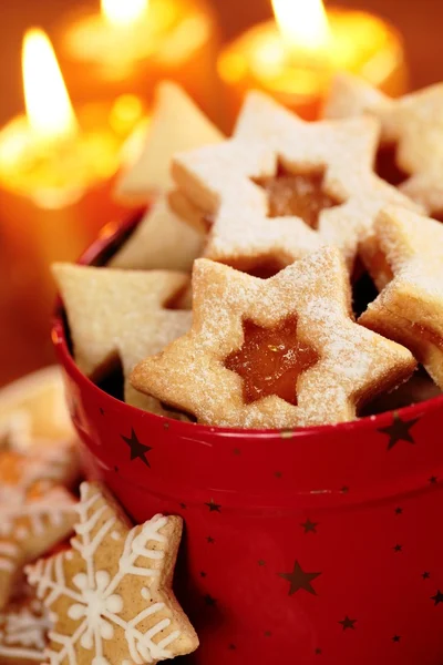Різдвяне печиво в червоній бляшанці та свічках — стокове фото