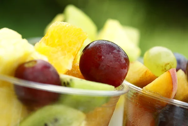 Detalhe de copos com saladas de frutas . — Fotografia de Stock