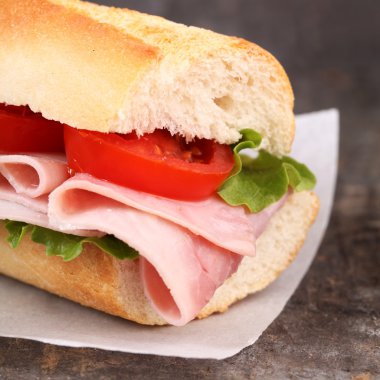 Close-Up baget jambon, marul ve domates ile