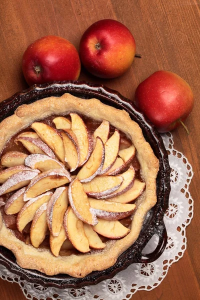 Vue supérieure de la tarte aux pommes et des pommes — Photo