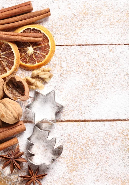 Орехи, специи и кусачки для печенья на фоне сахара — стоковое фото