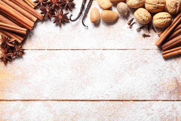粉砂糖とスパイスで木の板のトップ ビュー — ストック写真