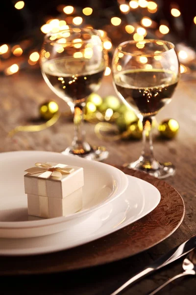 Platos, vino y decoraciones navideñas . — Foto de Stock