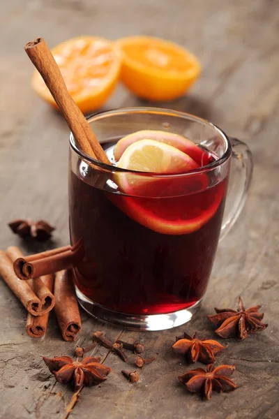 Mulled wine and spices on wooden background. — Stock Photo, Image